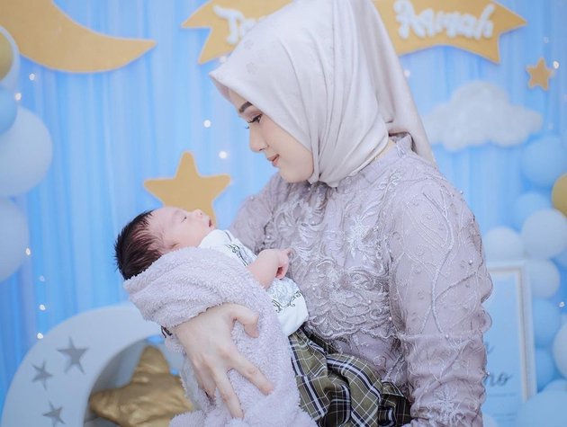 8 Momen akikah anak kedua Eza Gionino, dekorasinya serba biru