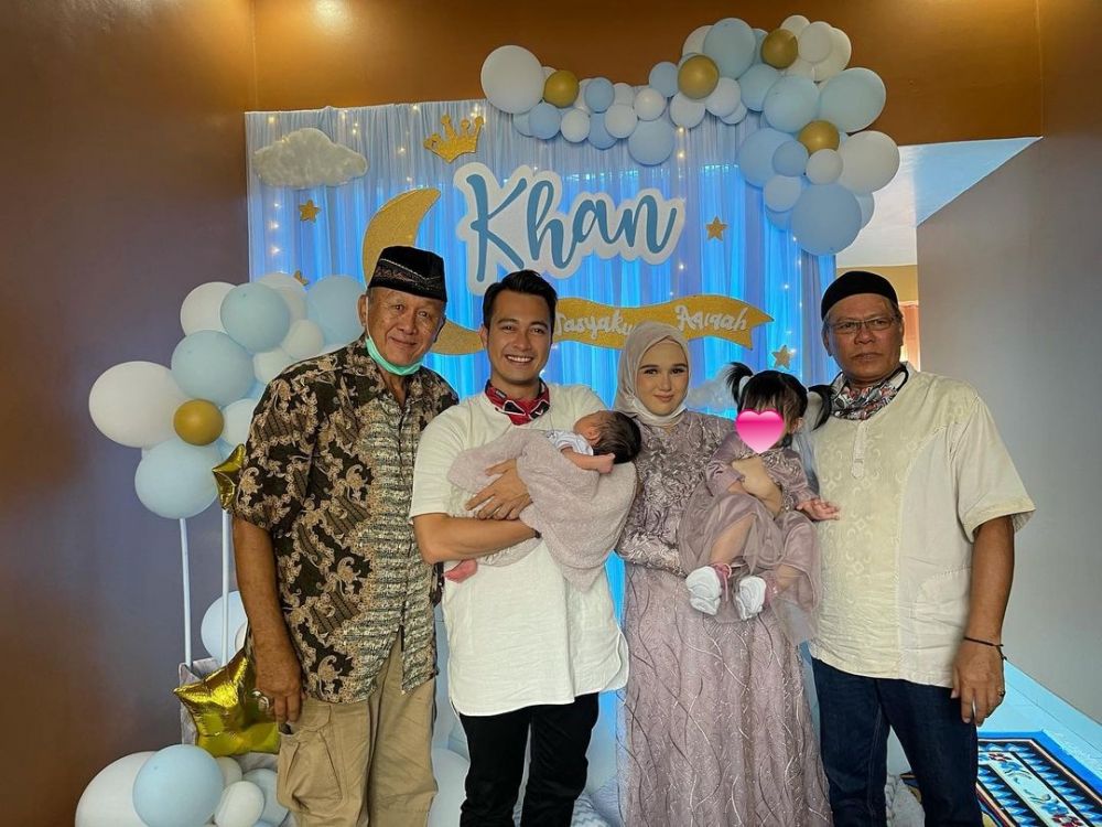 8 Momen akikah anak kedua Eza Gionino, dekorasinya serba biru