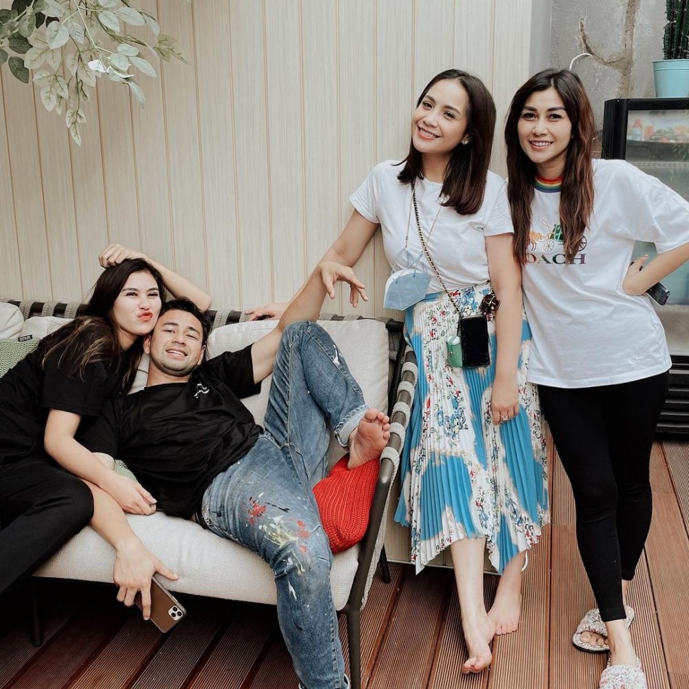 8 Pasangan kakak-adik yang menikah dengan seleb, selalu kompak