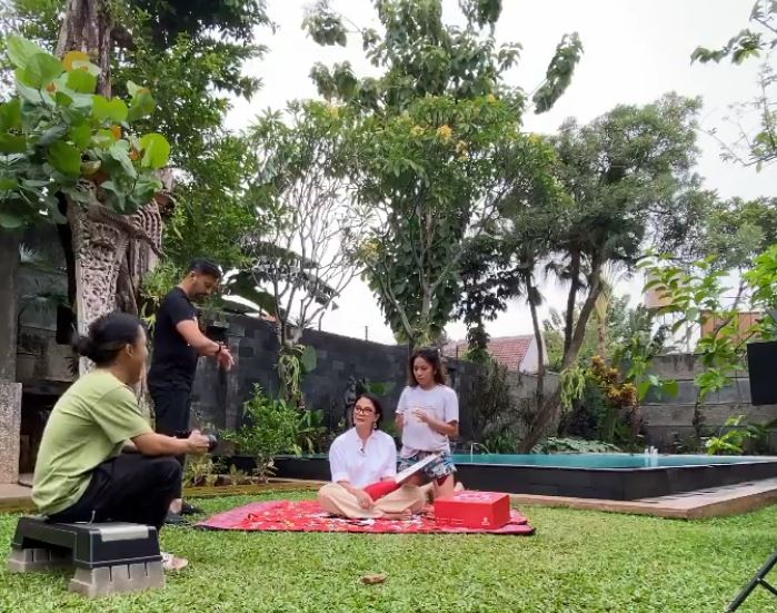 10 Potret halaman rumah Anjasmara, koleksi tanamannya bikin takjub