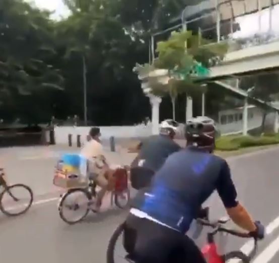 Viral aksi adu balap pedagang keliling dengan pesepeda road bike