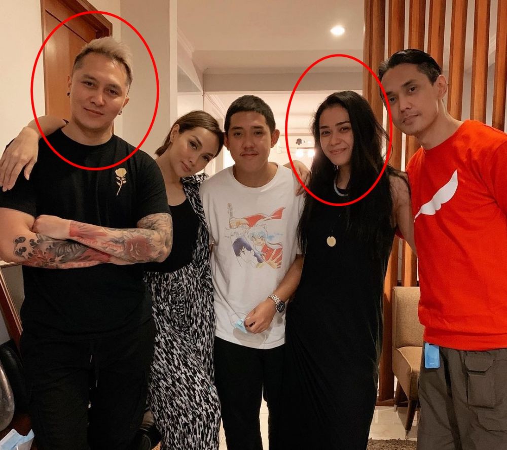 Jarang terekspos, ini potret 20 seleb yang kini jadi saudara iparan