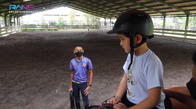 8 Momen Rafathar anak Raffi Ahmad latihan berkuda, naik kuda terbaik