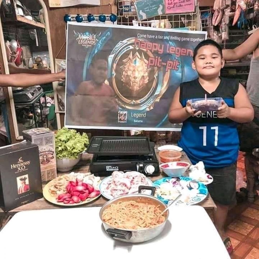 8 Momen perayaan unik ala warganet ini bikin nyengir