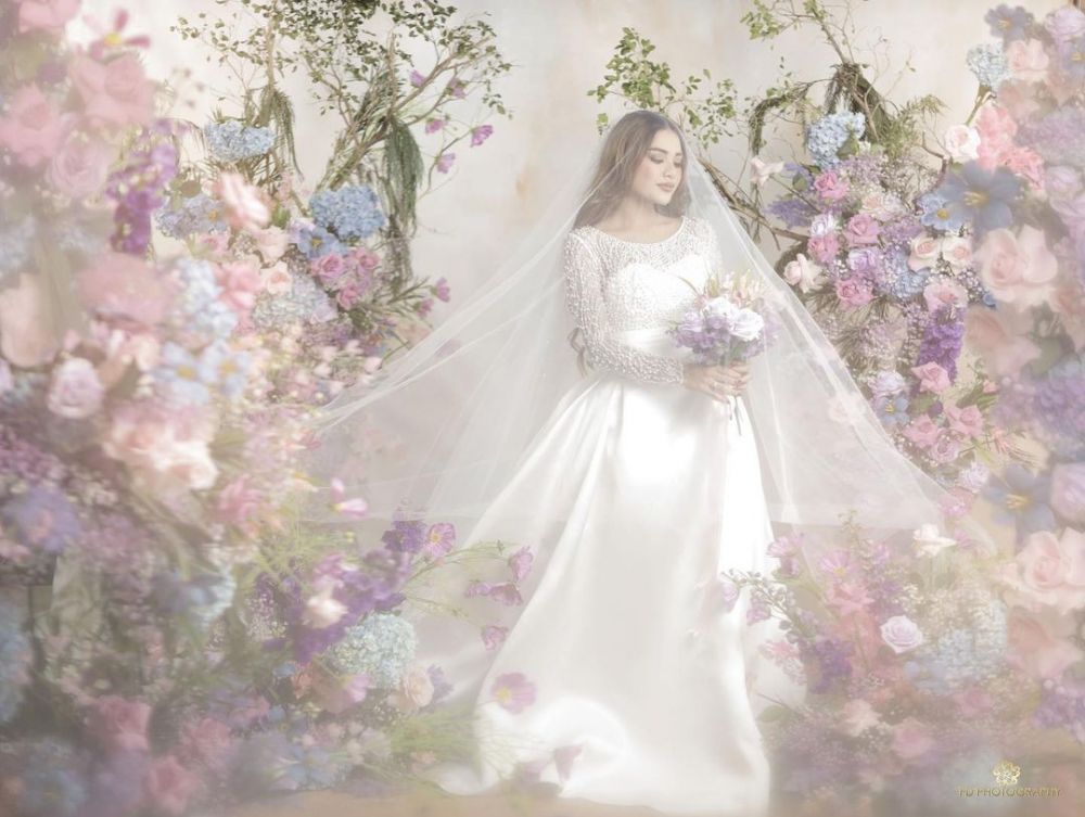 7 Potret prewedding Atta Halilintar & Aurel tema floral, elegan
