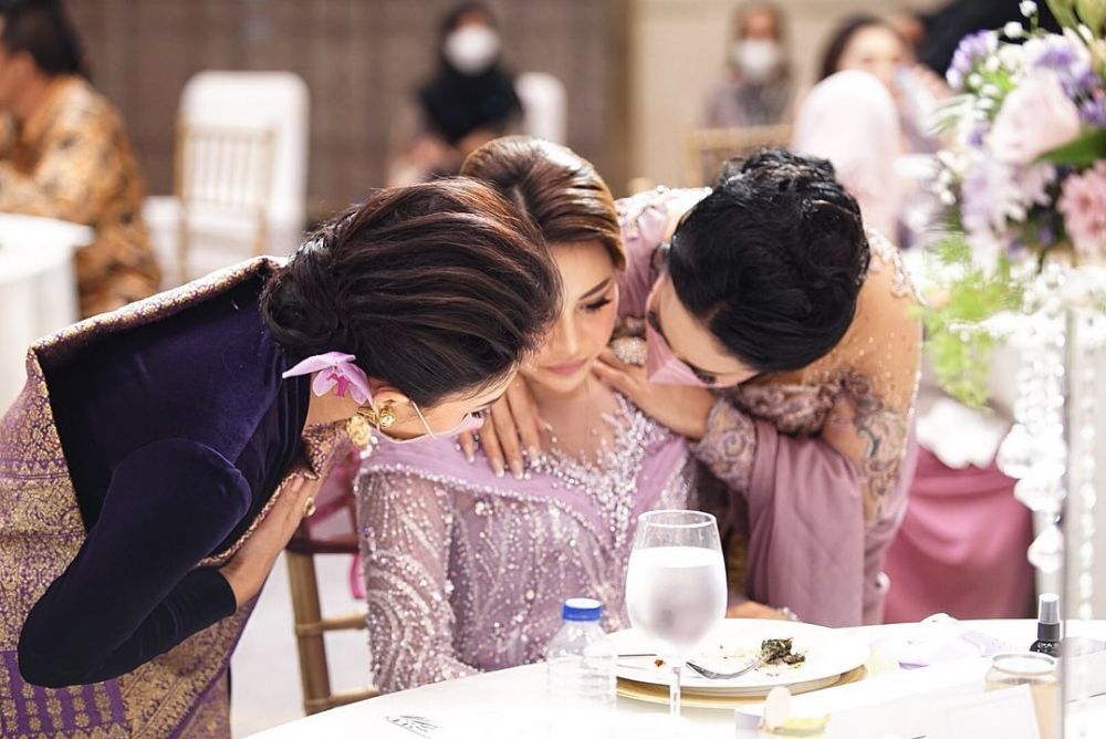 8 Pesona Krisdayanti di acara lamaran Atta-Aurel, anggun dan memesona