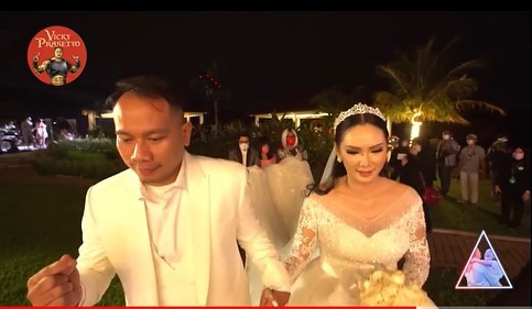 10 Momen pernikahan Kalina Ocktaranny dan Vicky Prasetyo