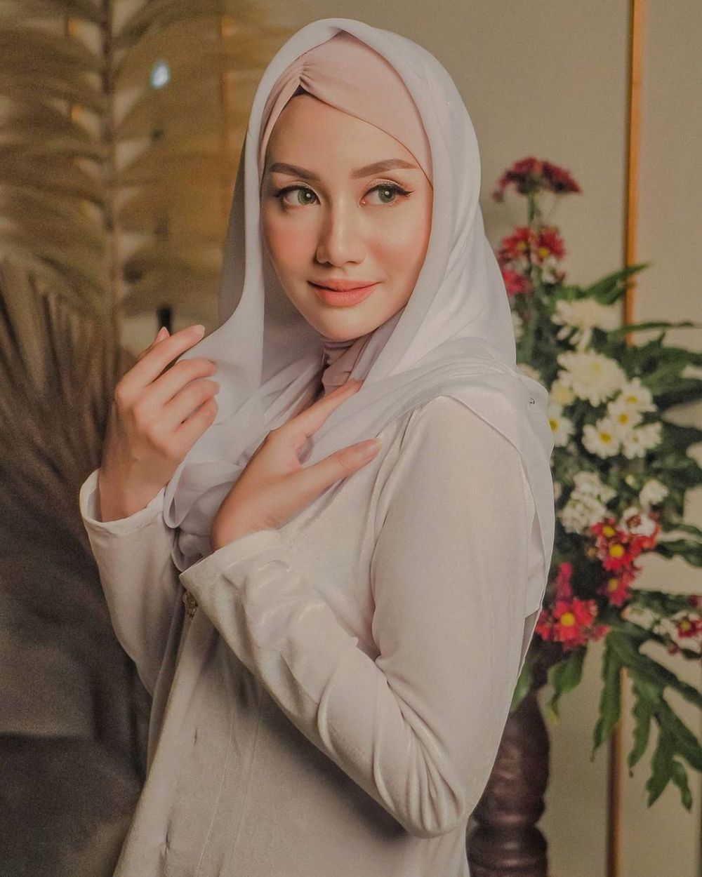 Beda gaya 8 seleb saat jadi ibu pejabat negara, tampil memesona