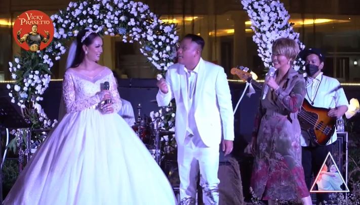 Gaya 7 seleb di pernikahan Kalina-Vicky, Celine Evangelista manglingi