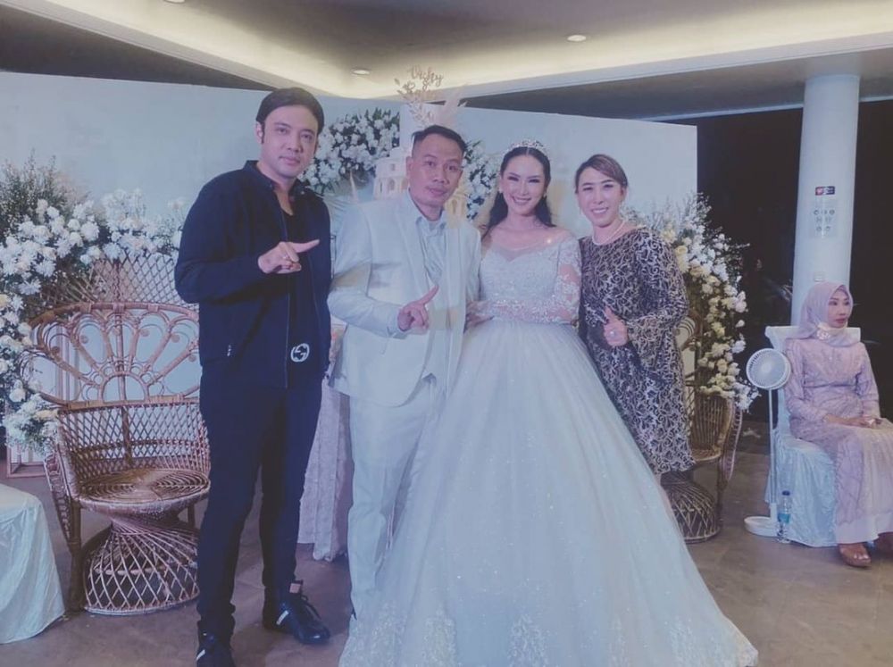 Gaya 7 seleb di pernikahan Kalina-Vicky, Celine Evangelista manglingi