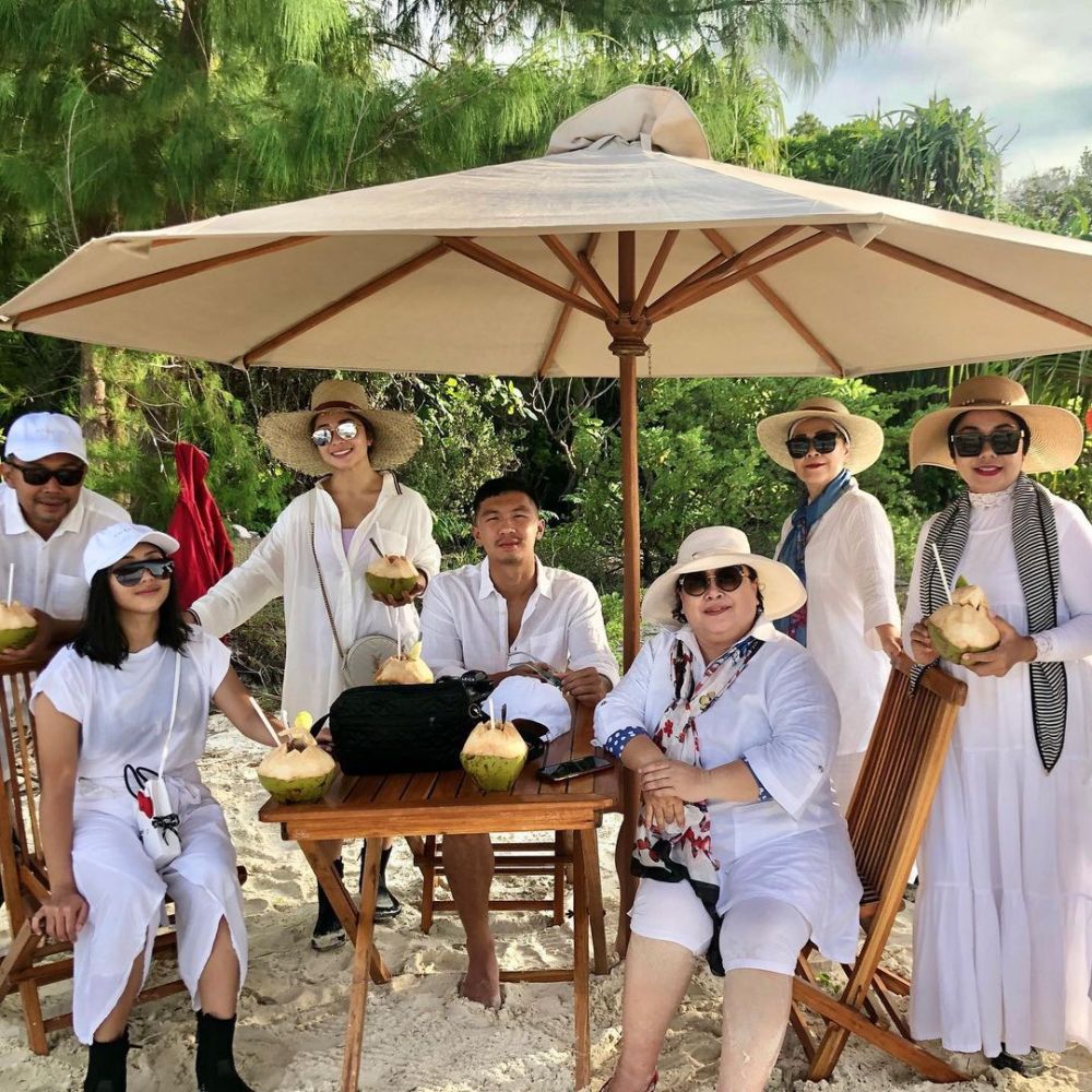 8 Momen Nikita Willy dan keluarga di Raja Ampat, sewa kapal mewah