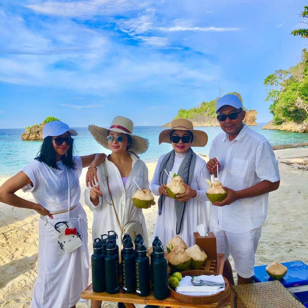 8 Momen Nikita Willy dan keluarga di Raja Ampat, sewa kapal mewah