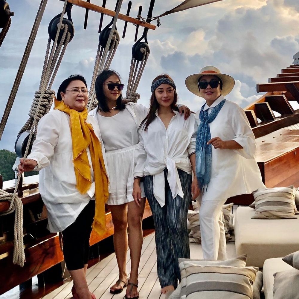 8 Momen Nikita Willy dan keluarga di Raja Ampat, sewa kapal mewah