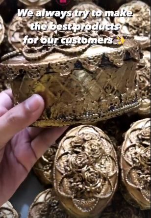 6 Potret isi suvenir lamaran Atta dan Aurel Hermansyah, bernuansa emas