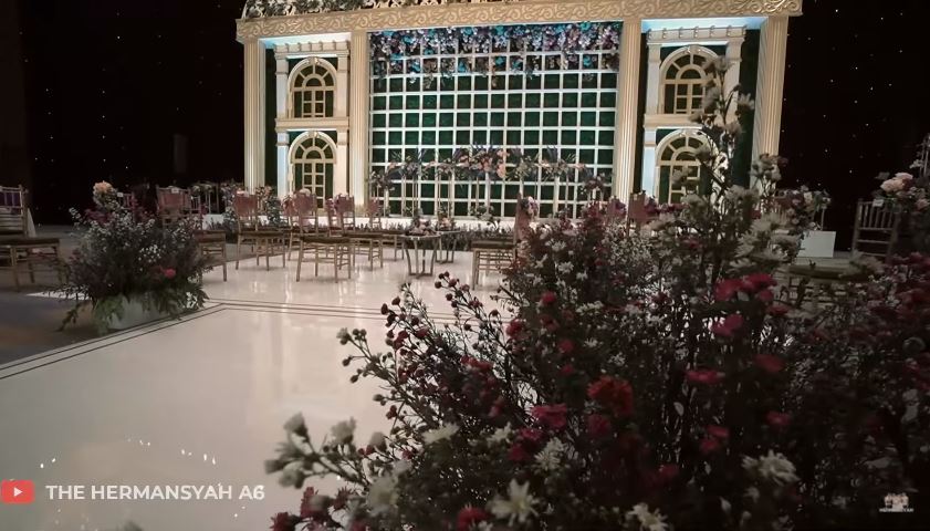 10 Potret dekorasi lamaran Atta dan Aurel, indahnya bak taman bunga