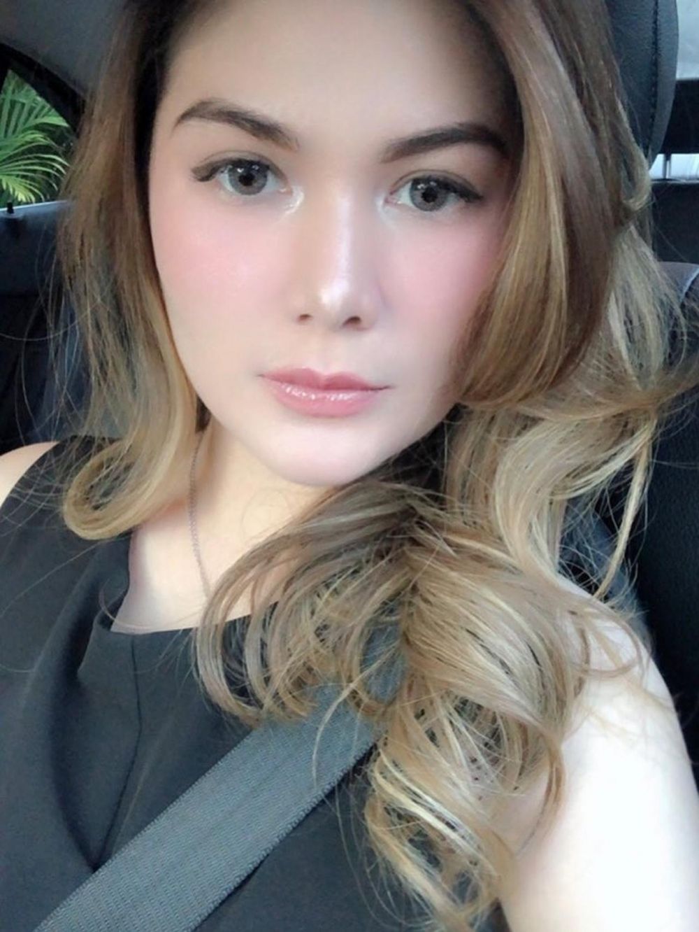 Dilamar di helikopter, ini 7 potret pacar Miller Khan yang memesona