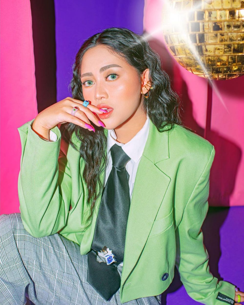 8 Gaya pemotretan Rachel Vennya dengan busana colorful, bikin gemas