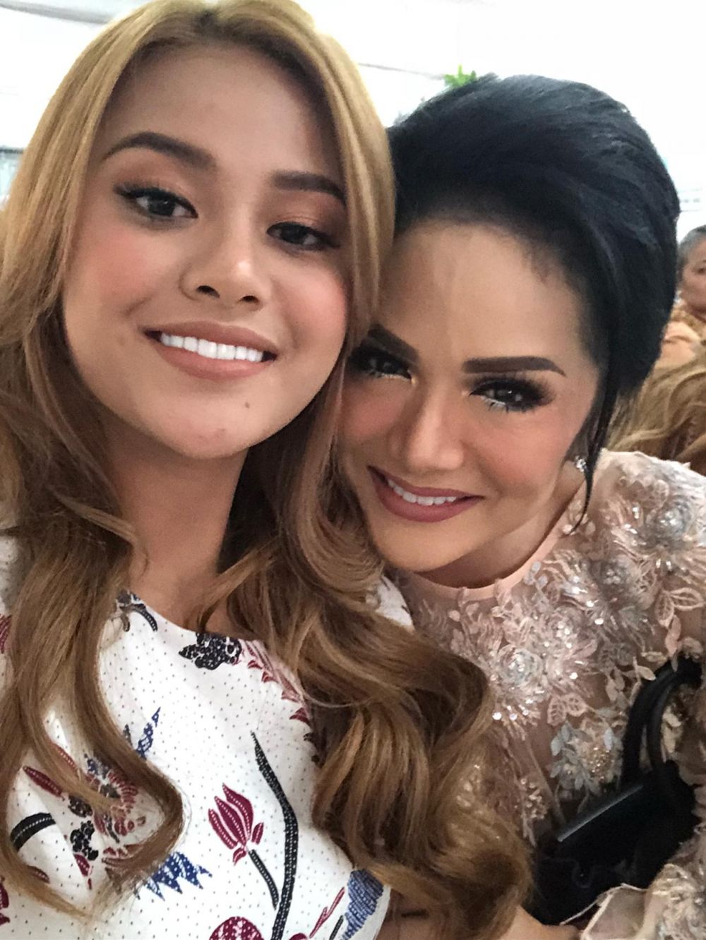 10 Potret kebersamaan Krisdayanti & Aurel sedari kecil, penuh kenangan