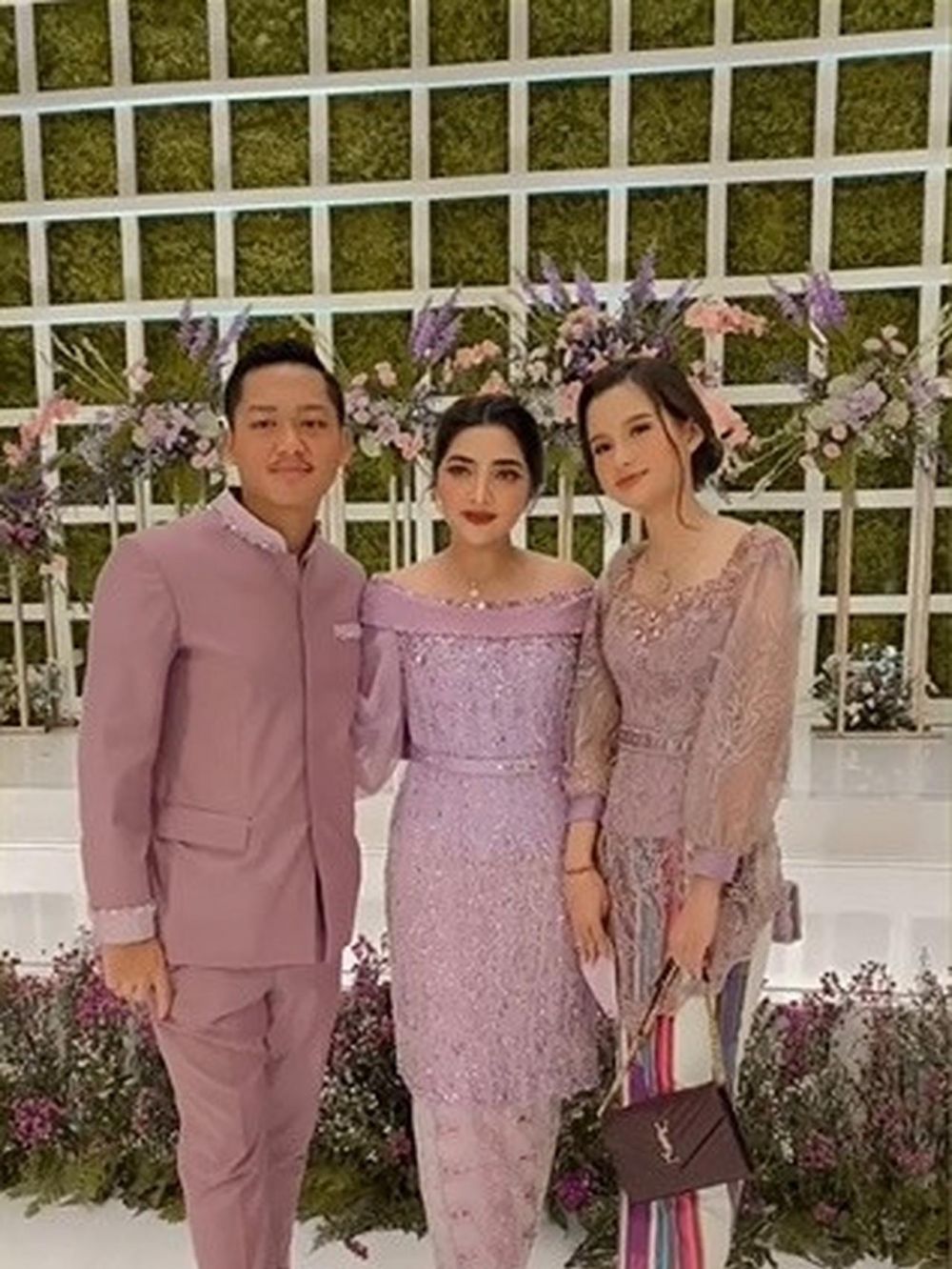8 Potret mesra Sarah Menzel dan Azriel Hermansyah di lamaran Aurel