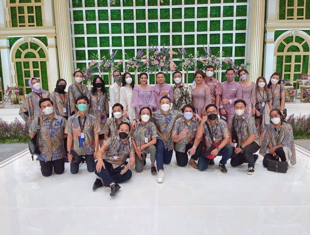 8 Potret mesra Sarah Menzel dan Azriel Hermansyah di lamaran Aurel