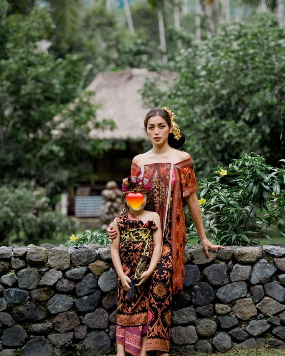 10 Pemotretan Jessica Iskandar pakai baju adat Bali, auranya terpancar