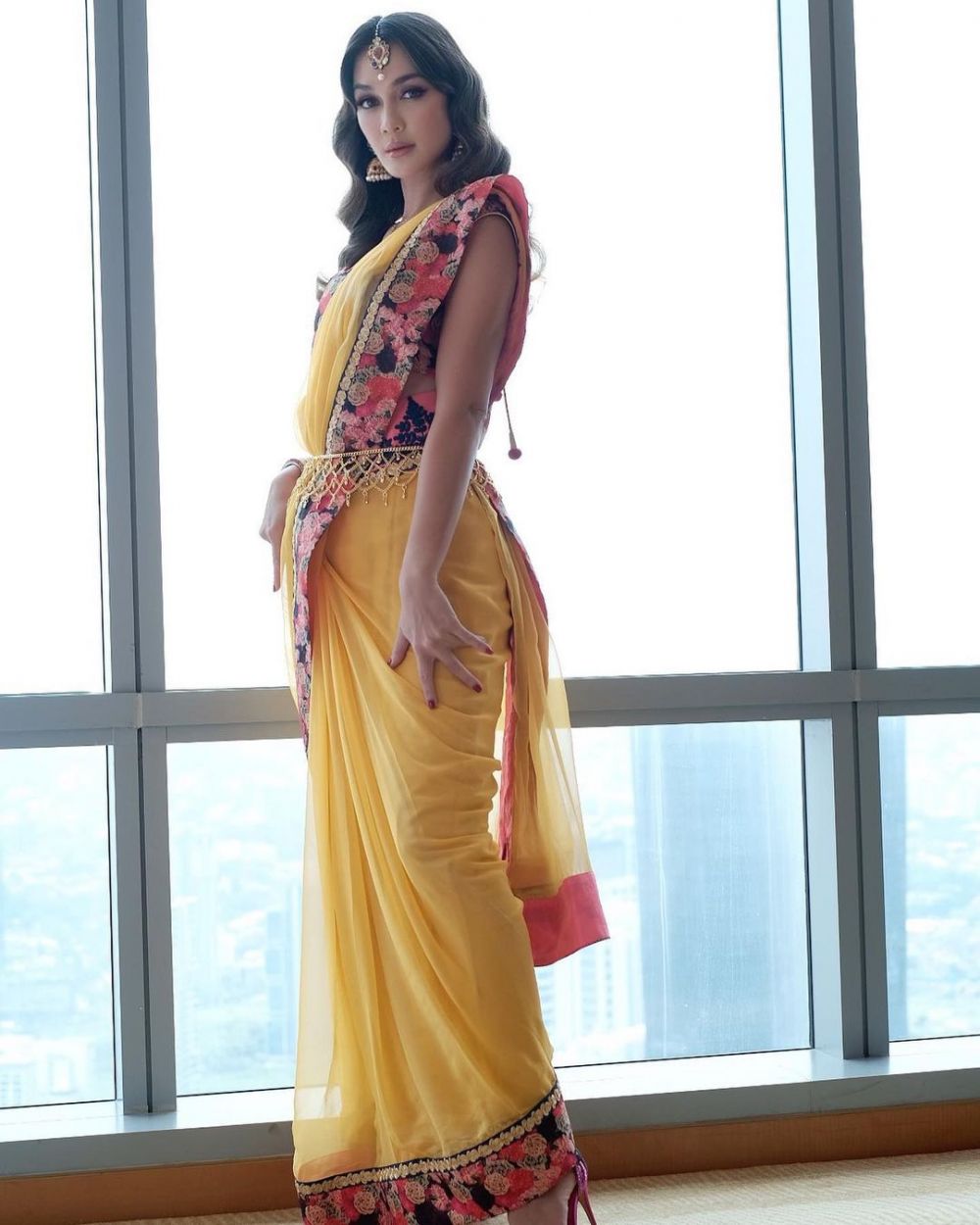 Gaya 11 seleb kondangan kenakan baju India ini bak artis Bollywood