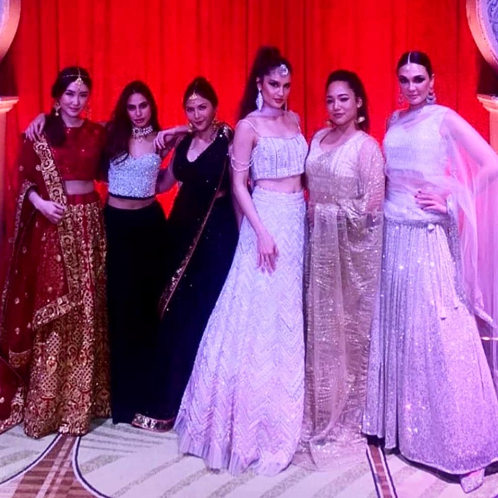 Gaya 11 seleb kondangan kenakan baju India ini bak artis Bollywood