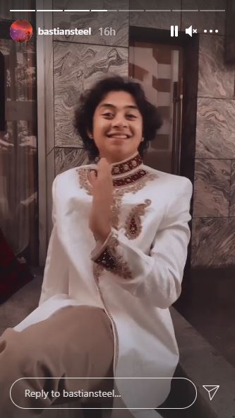 Gaya 11 seleb kondangan kenakan baju India ini bak artis Bollywood