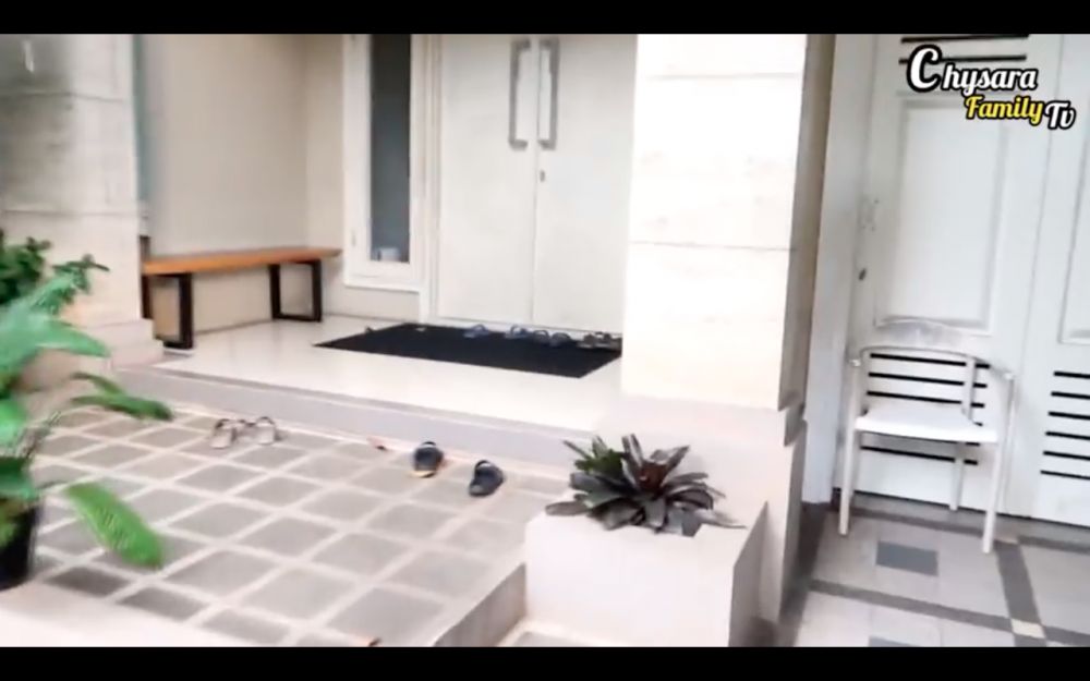 8 Penampakan rumah Poppy Bunga, terasnya nyaman buat nongkrong