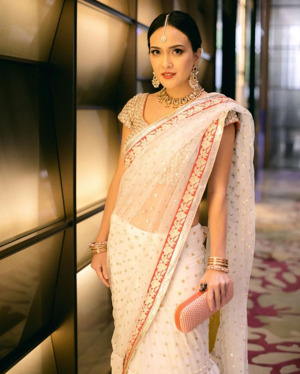 8 Potret Shandy Aulia kondangan pakai baju India, bak aktris Bollywood