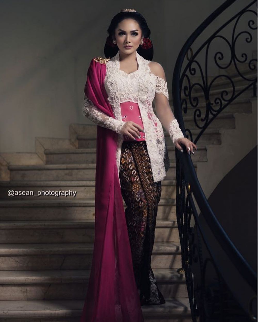 10 Beda gaya Krisdayanti kenakan kebaya rancangan Anne Avantie