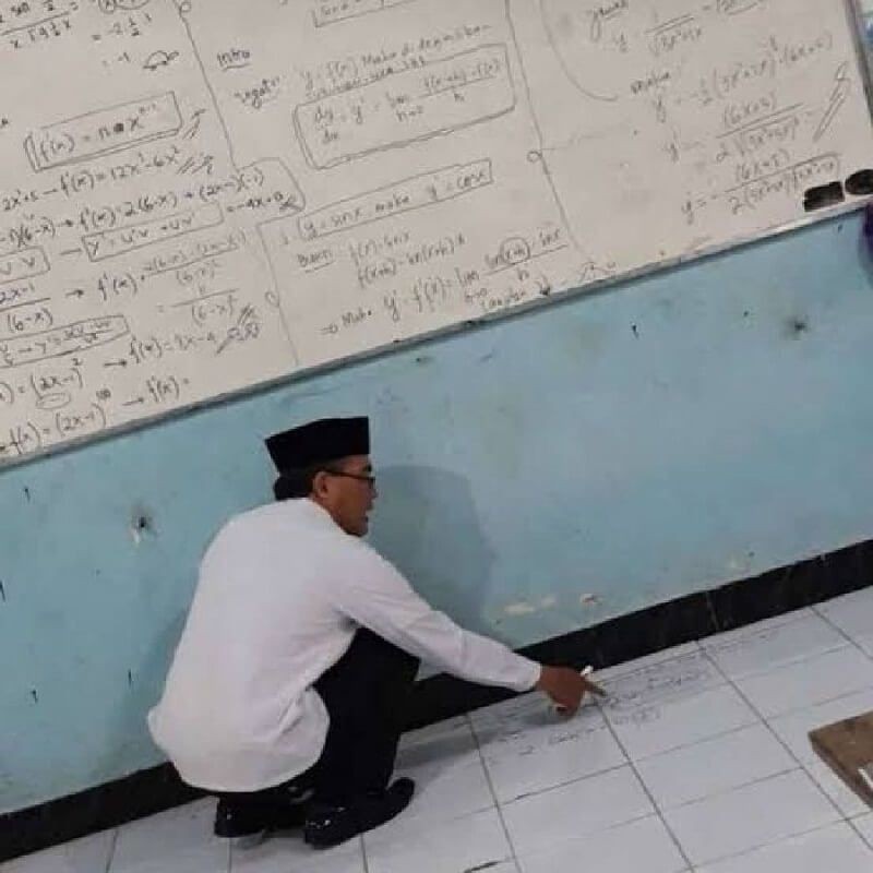 10 Tingkah absurd guru di kelas ini bikin murid senyum tipis