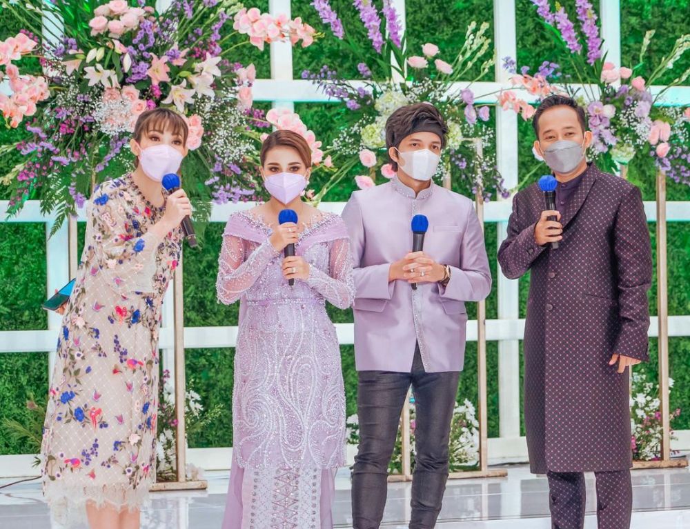 10 Momen Ayu Dewi jadi MC pernikahan dan lamaran artis, gayanya anggun