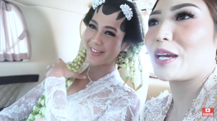 10 Momen Ayu Dewi jadi MC pernikahan dan lamaran artis, gayanya anggun
