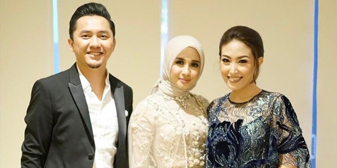 10 Momen Ayu Dewi jadi MC pernikahan dan lamaran artis, gayanya anggun