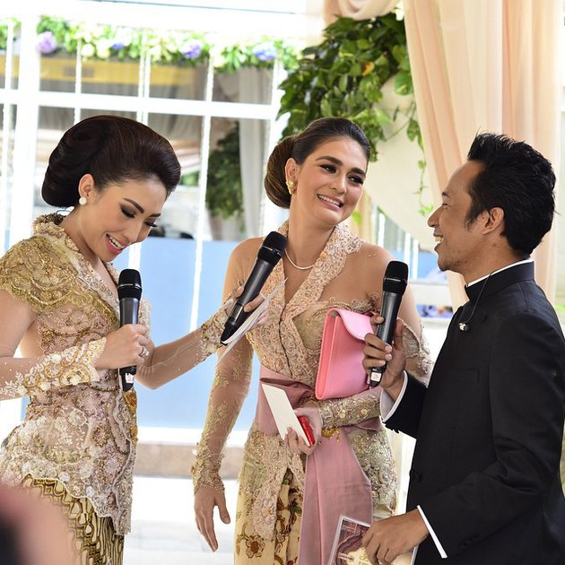 10 Momen Ayu Dewi jadi MC pernikahan dan lamaran artis, gayanya anggun