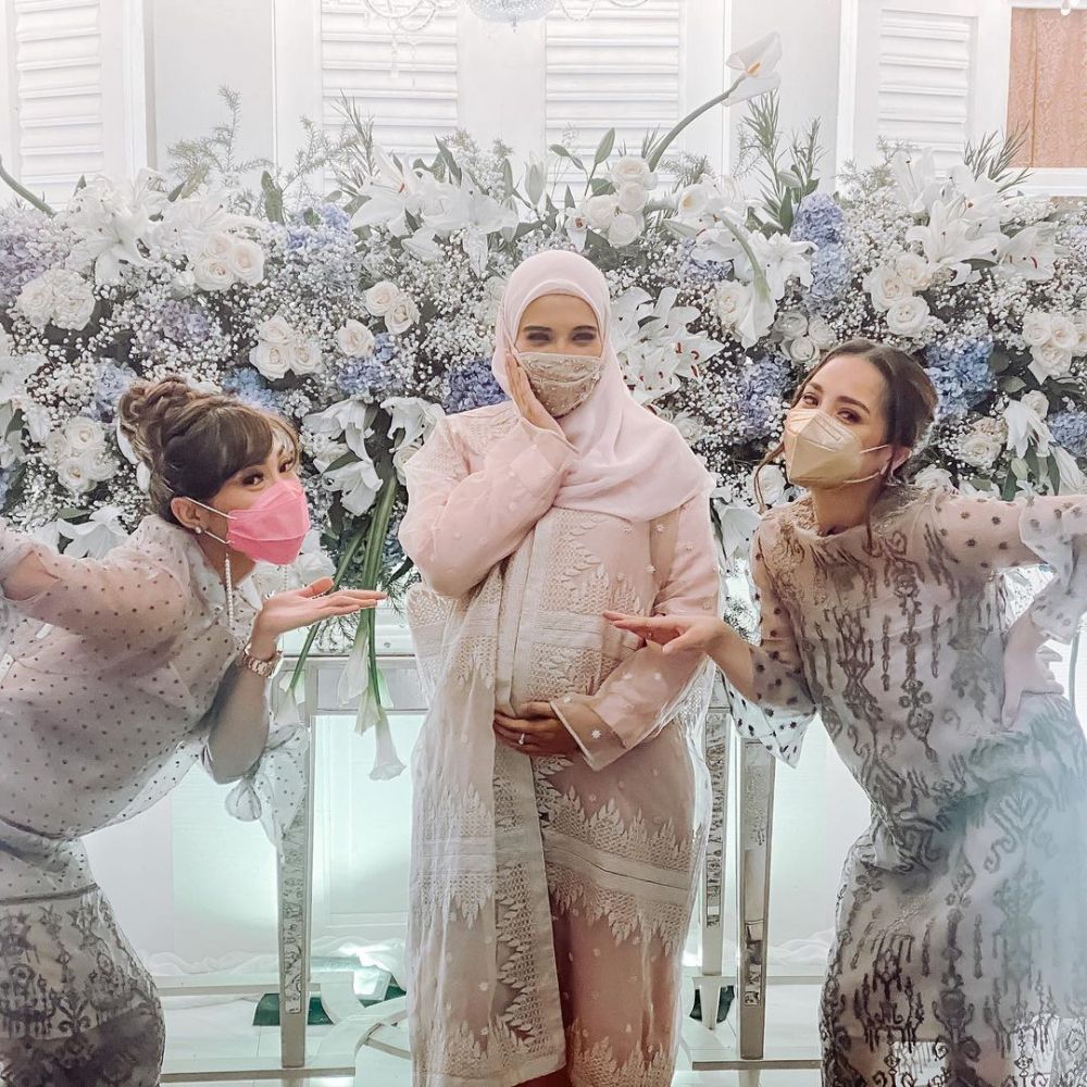 10 Momen Ayu Dewi jadi MC pernikahan dan lamaran artis, gayanya anggun