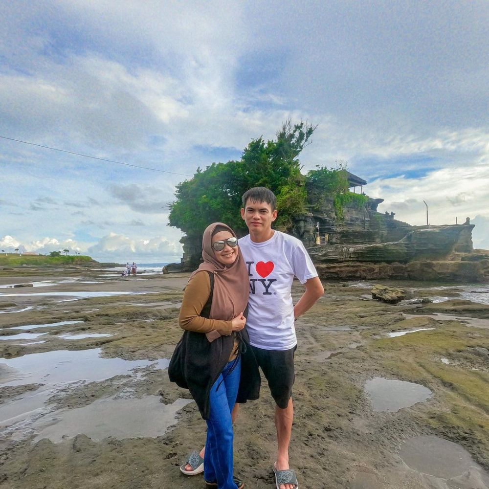 8 Potret Ikke Nurjanah dan Karlie Fu liburan di Bali, sweet abis