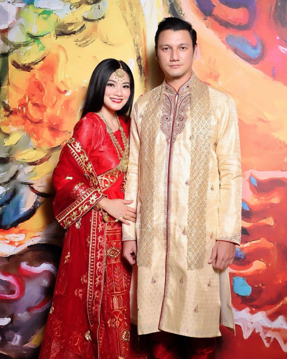 7 Potret Titi Kamal & Christian Sugiono saat kondangan, curi perhatian