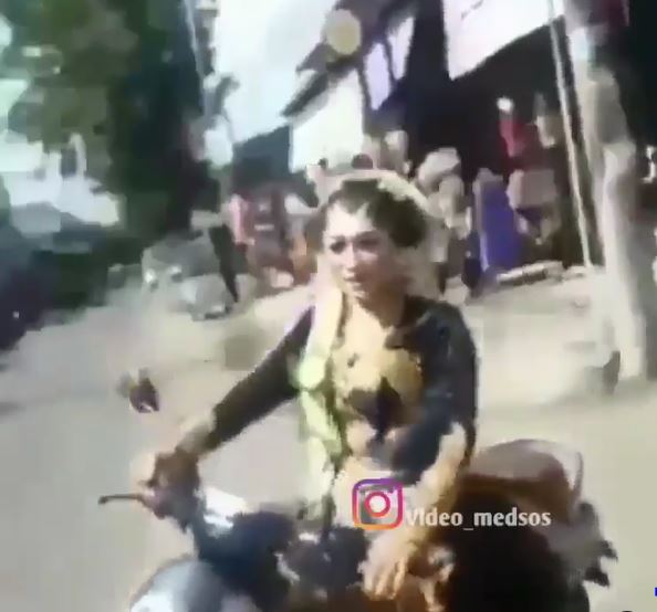 Viral aksi wanita kenakan busana pengantin sambil kendarai motor