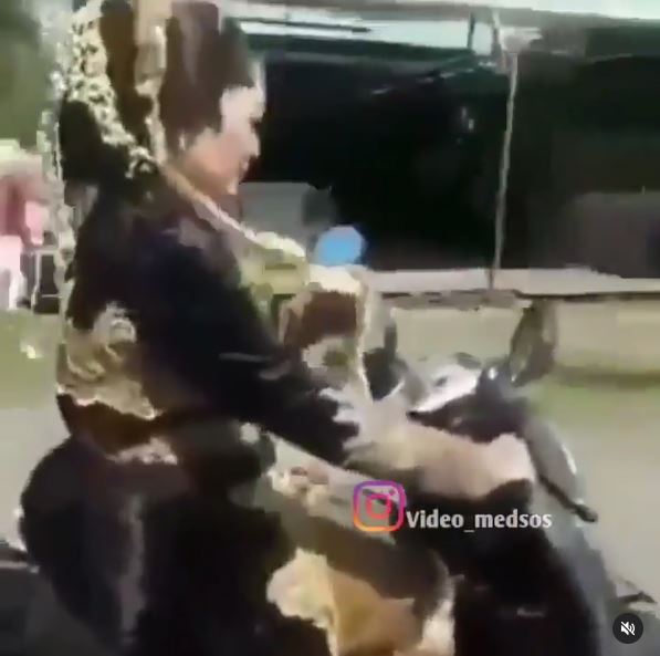 Viral aksi wanita kenakan busana pengantin sambil kendarai motor