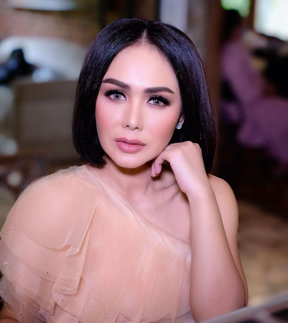 5 Pemotretan Yuni Shara di usia paruh baya, gaya bak ABG bikin salfok