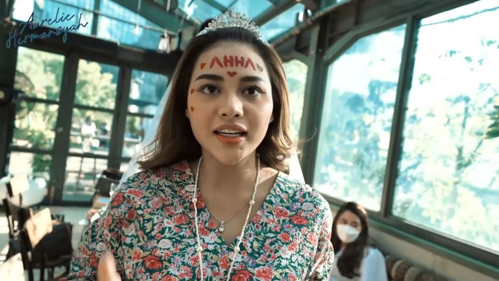 8 Momen seru Aurel Hermansyah diarak keliling mal saat bridal shower