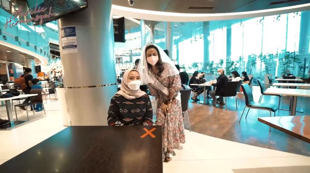 8 Momen seru Aurel Hermansyah diarak keliling mal saat bridal shower