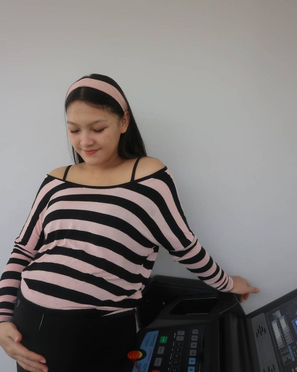 9 Momen seru Ana Riana jelang melahirkan, joget Tiktok hingga olahraga