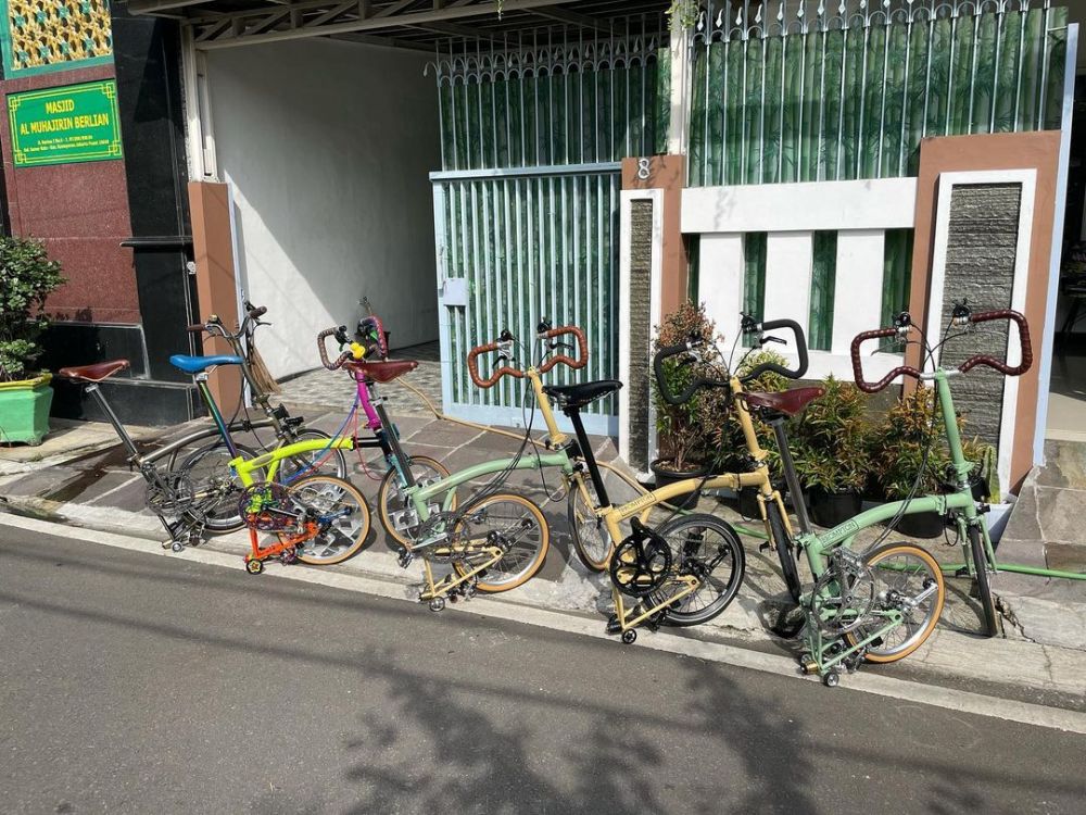 10 Penampakan rumah Cak Lontong, koleksi sepedanya curi perhatian