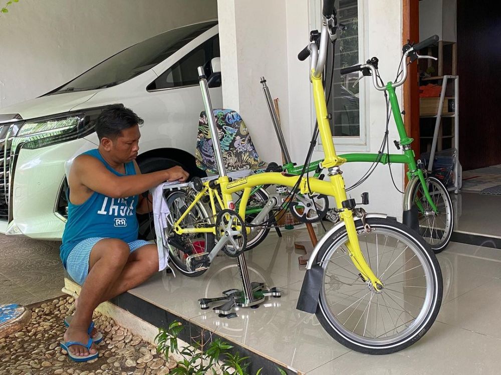 10 Penampakan rumah Cak Lontong, koleksi sepedanya curi perhatian