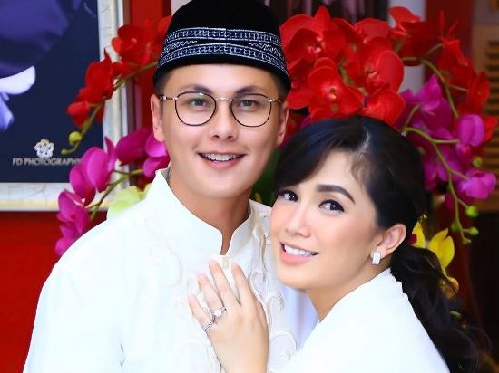 15 Seleb siarkan proses lamaran & pernikahan live di berbagai media