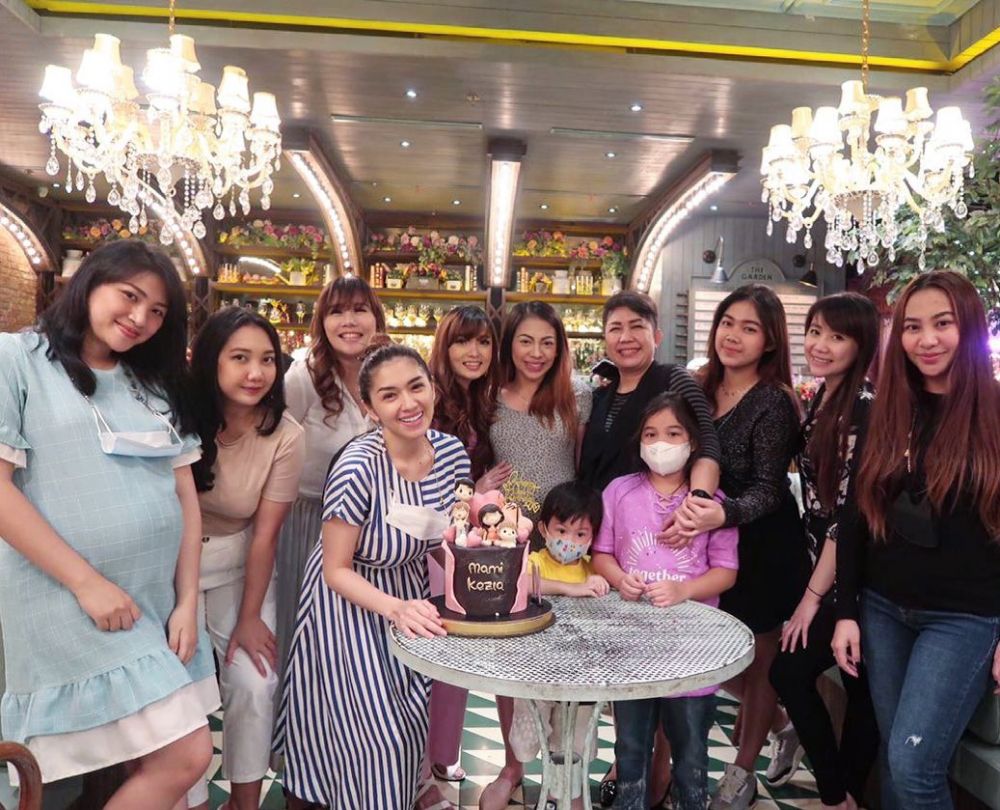 7 Momen ultah Kezia Karamoy, rayakan bareng eks member Cherrybelle