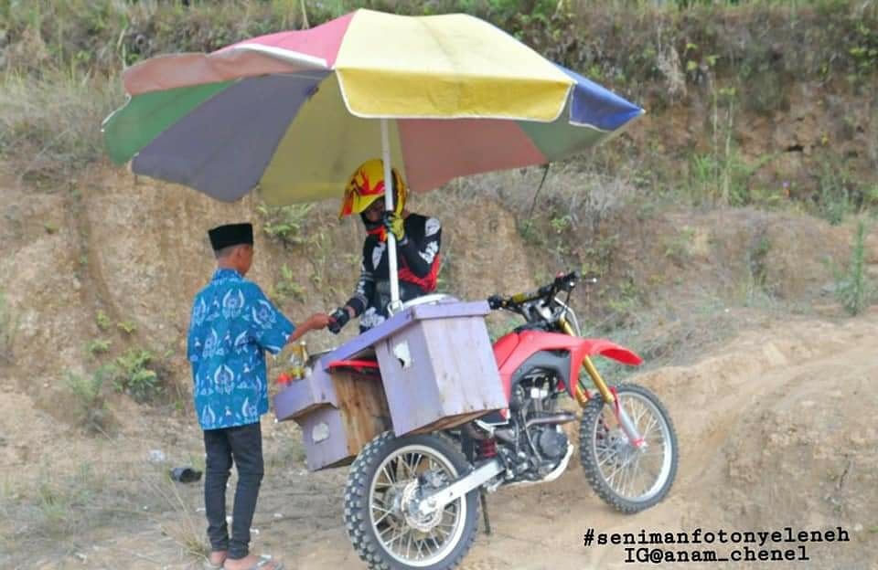 25 Kelakuan absurd pedagang kenakan kostum nyentrik, curi perhatian